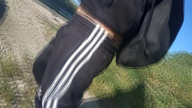 Jon Arteen: Chi noterà questo ragazzo in una tuta adidas bianca e...