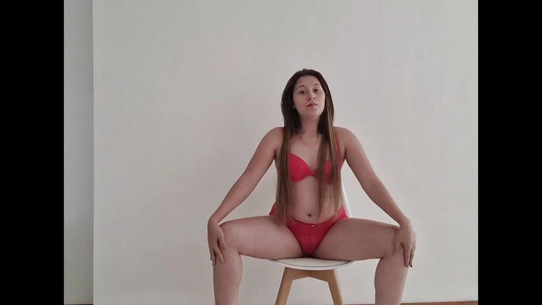 Latinascachondas: 拉拉丁女孩展示她的内裤