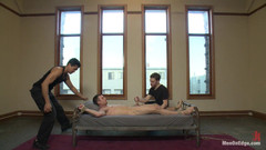 Men on Edge: 热辣的壮男海登理查兹第一次被绑住并