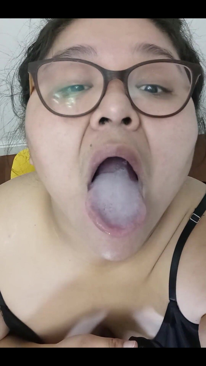 DeesDeepThroat: Dees si mangia la sborra dalle mutandine!