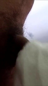 セクシーなブルネットは完璧なフェラチオを与える