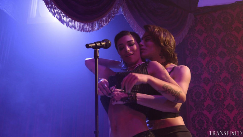 Transfixed ADULTTIME: Transfixed - trans kabare patronu Brooklyn Gray yeni şarkıcı Ariel Demure'yi sikmeye...