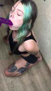 Robie, cârlig de nas, supt de vibrator pe genunchi