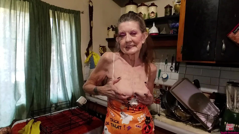 Sexy Sandra N Sir Christopher: Sotto nonna sborra troia pompino nonna fantasia da sola