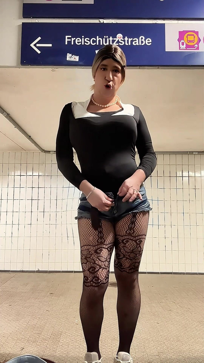 SissyDaniella: Sissy präsentiert neues kleid und geht klein im freien
