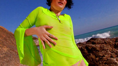 Out Sexxx: Malá prsa brunetka ošukaná a stříká na pláži