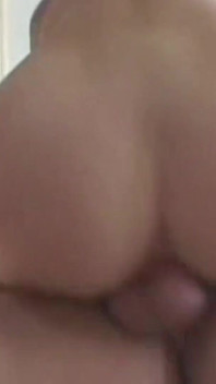 Blondine bereitet ihren analhimmel mit einem buttplug für seine ankunft vor