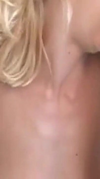Blondes schätzchen tropfnass von tiefer fingeraktion