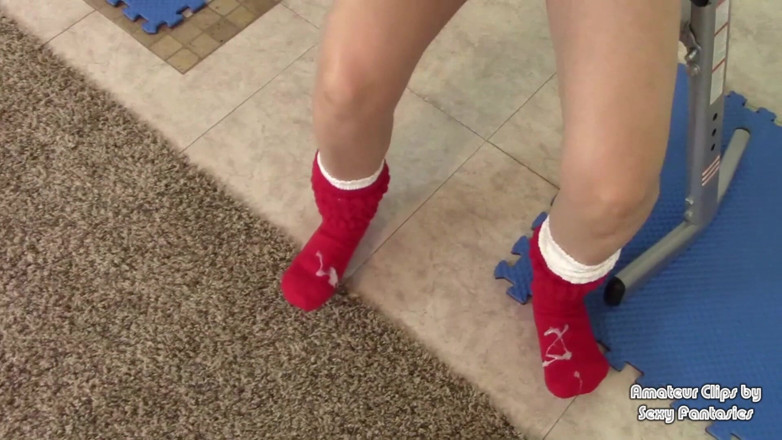 Brittany Lynn: Sporty MILF fucked on bench for cumshot to slouch socks...