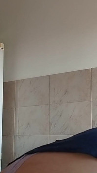 Buceta morena peluda, peitões, mulher peluda sensual na cozinha
