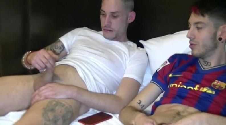 Gaybareback: Feminate kembar dikongkek tanpa kondom oleh Alexis Clark