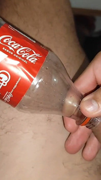 Chłopiec utknął w butelce Coca-Coli