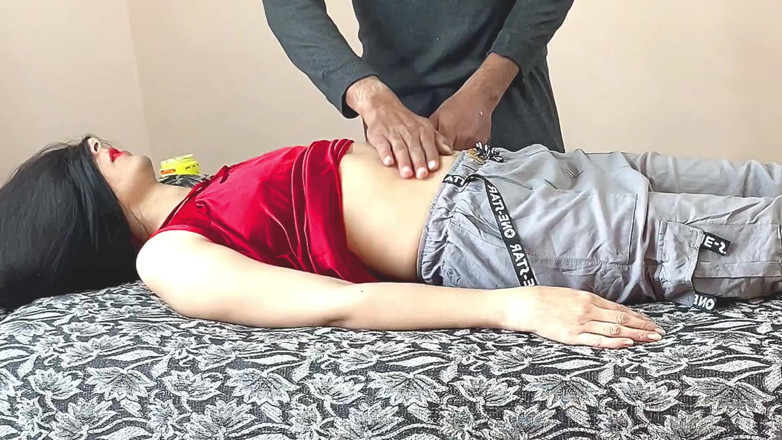 Desifilmy45: Une belle fille se fait masser la chatte étroite avec sodomie,...