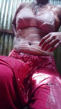 Video kotor seorang awek kampung mandi