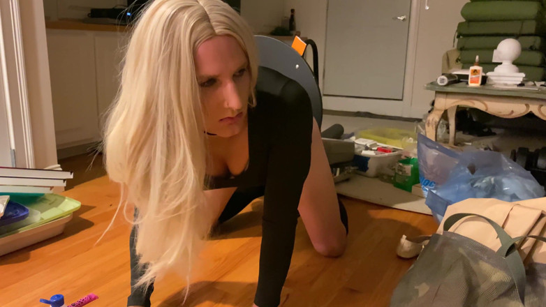 Sissy Bailey Wilde: Travestit sexy este futut de un vibrator cu ejaculare