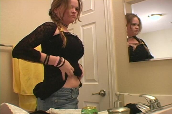 Solo Dream Babes: Solo Dream Babes: Kissy zkouší novou podprsenku