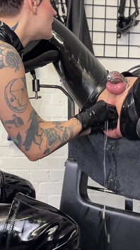 Trans anal - gimp de cauciuc pe scaunul Gyn