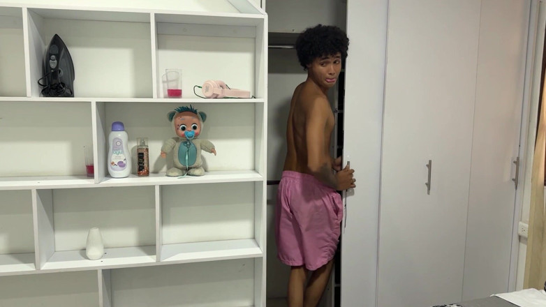 CarlitosSexxx: Велика дупа моєї мачухи зводить мене з розуму, я дивую її у ванній і смачно трахаю цю суку.