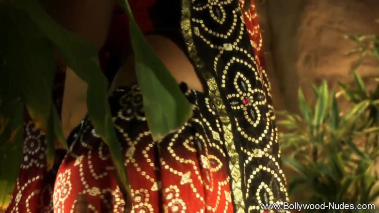 Bollywood Nudes: Cute indian teen dancing!