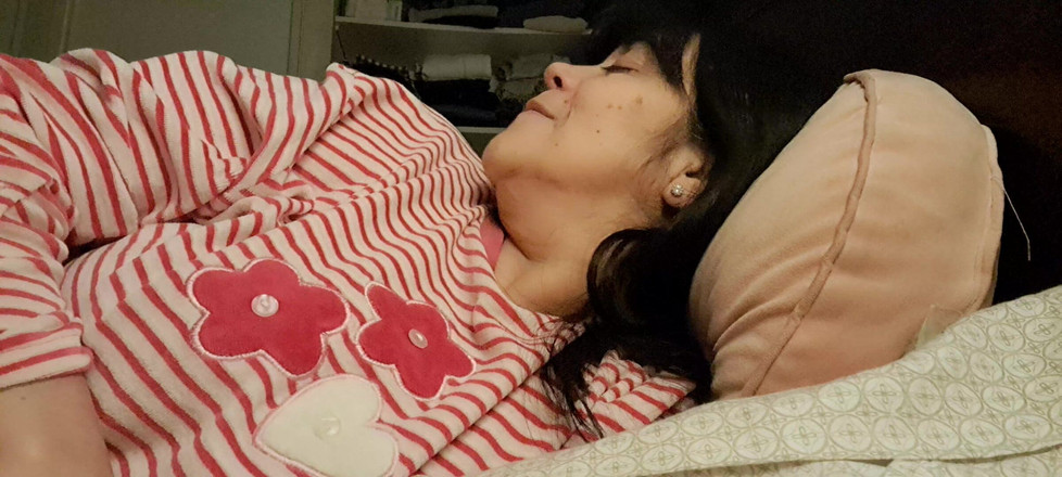 Mommy big hairy pussy: 和一个年轻情人在床上，我觉得很难