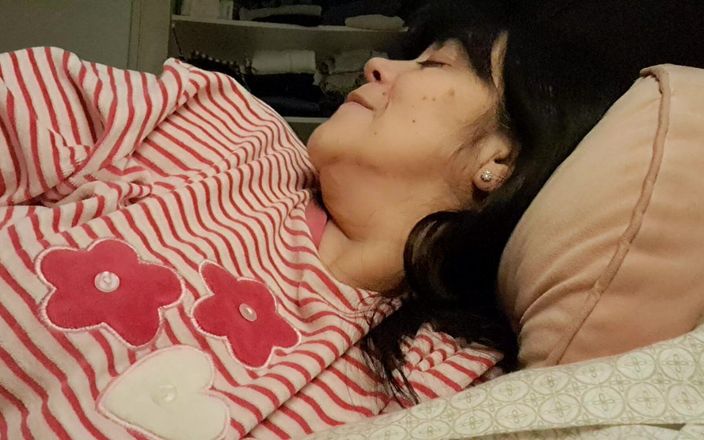 Mommy big hairy pussy: În pat cu un tânăr iubit mă simt tare