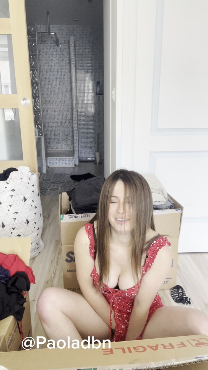 PaolaDbn: Solo Fun in Moving Boxes