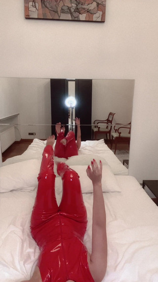FinDom Goaldigger: Linge ulei de pe cur dans în costum roșu lichid