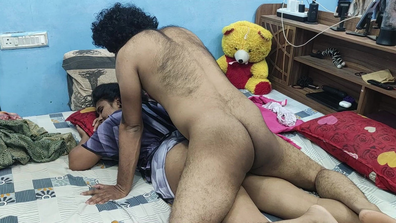 Vaigavarun45: 德西马来亚夫妇在夜间亲吻浪漫的屁股