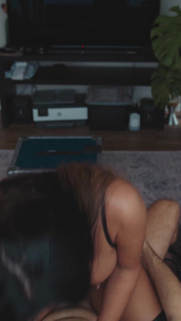 Jordyn Rain flămândă de pulă are parte de o ejaculare înăuntru