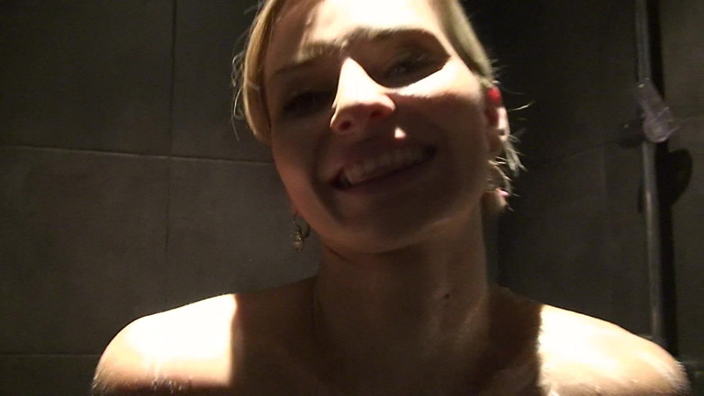 All Those Girlfriends: Saloma Blond mette in scena uno spettacolo davanti alla doccia