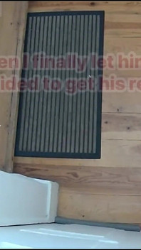 Wanhopige jongen die buiten door zijn huisgenoot wordt achtergelaten, maakt zichzelf nat en neemt dan wraak