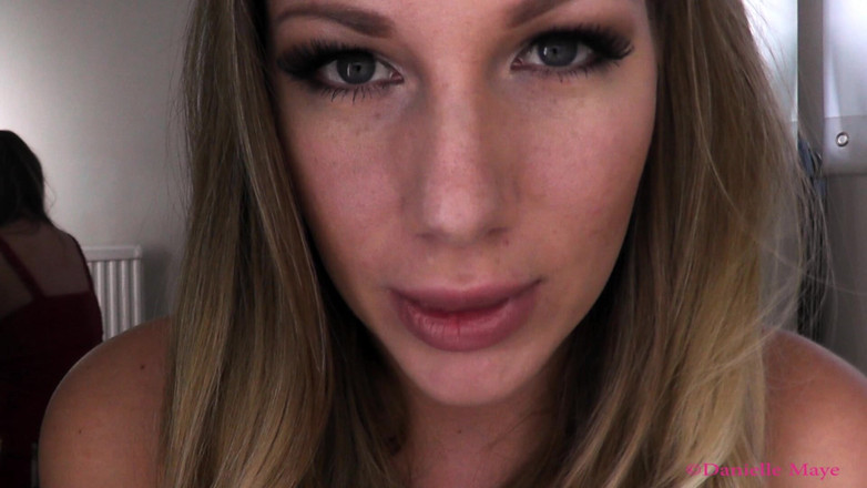 DanielleMaye: Blue Eye'ın Arkasında
