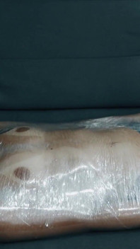 Mummification dengan balut plastik, menggelitik, sakit dan orgasme berterusan