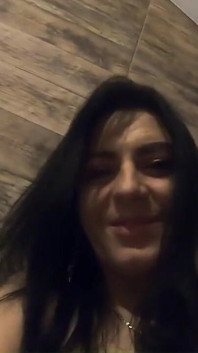 Milfycalla se pișă, călcă, masturbare cu jachetă puffy shiny