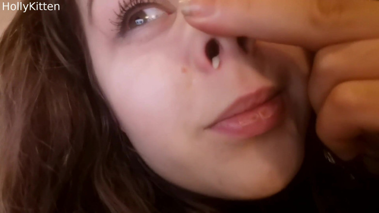 Holly Kitten: HollyKittenn - Nose pick fetisch 2