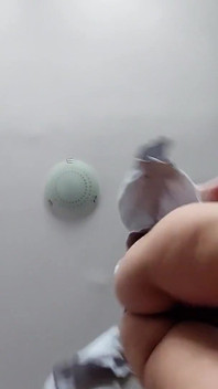 Amateur-mutter macht yoga nackt, behaarte muschi, dicker arsch, dicke titten. Amateur-massage mit vibrator, nackte brünette.