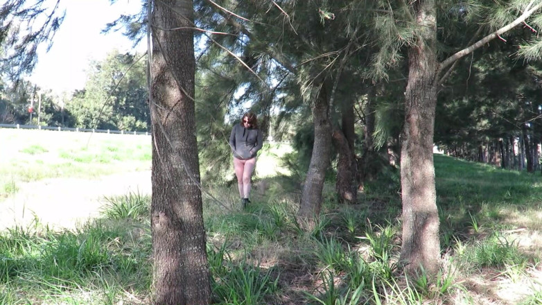 Milfcamsex: Patricia and Her Ass Walks Among the Pines