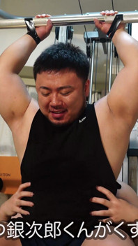 Japonský svalnatý muž lechtá Asiii