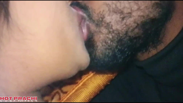 Hot prachi: Madura indiana esposa boquete beijando cenas e fodendo quase