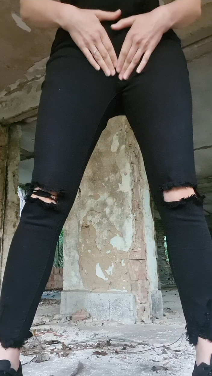 Ana Liz: 女孩在一个荒凉的地方自慰，一边做一边变得非常兴奋...