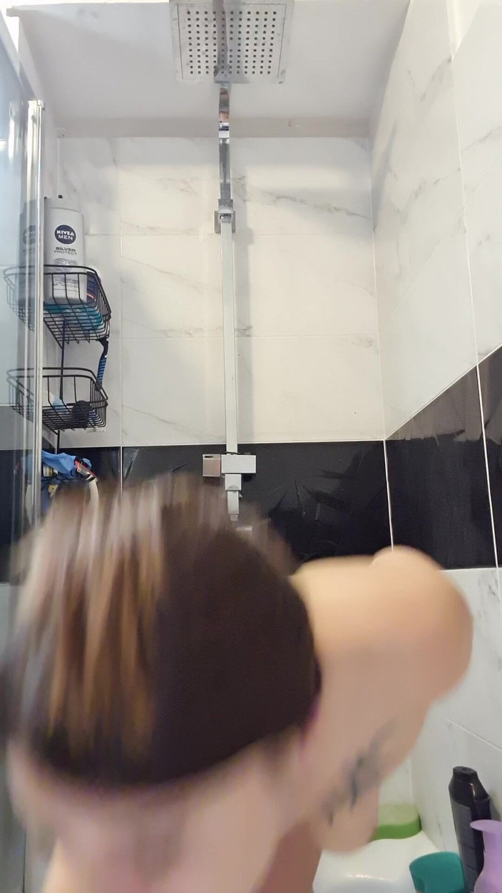 Adele Amber: Anální zábava ve sprše