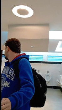 Ich wurde erwischt, als ich auf der männer-toilette mit einem weichen schwanz angetreten bin und fast rausgespritzt worden