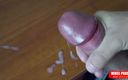 Paradox Prado: Spermashot på bordet med en oklippt kuk