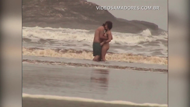 Amateurs videos: Shameless couple has sex in the shallow sea