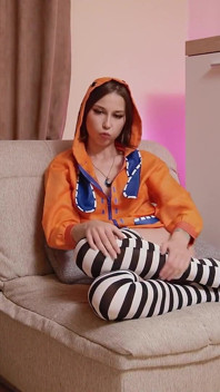 Runa Cosplay dívka si užívá silné dildo