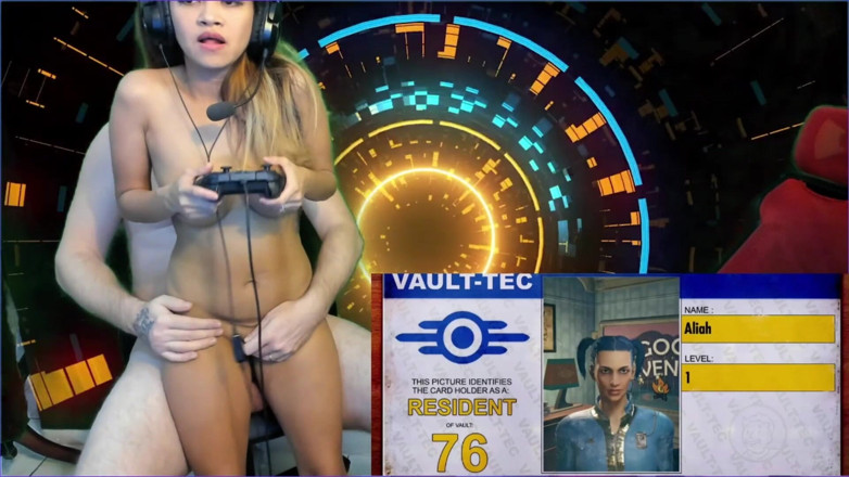 SexyGamingCouple: Šukání při hraní drobné 4'8'' 142cm asijské MILF s creampie end