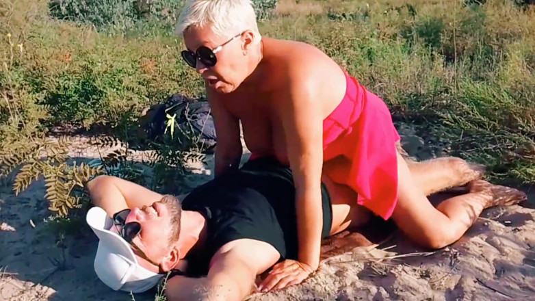 Crazyfamily 1970: Seks dengan orang asing di pantai