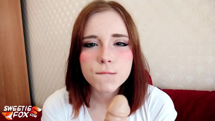 Sweetie Fox: Seksowna laska masturbuje się cipką po obejrzeniu porno