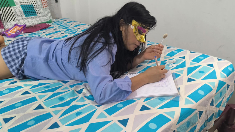 NEGRITA SEXY: Студент делает домашнее задание в доме мачехи, а затем замечает что-то деликатное и таинственное