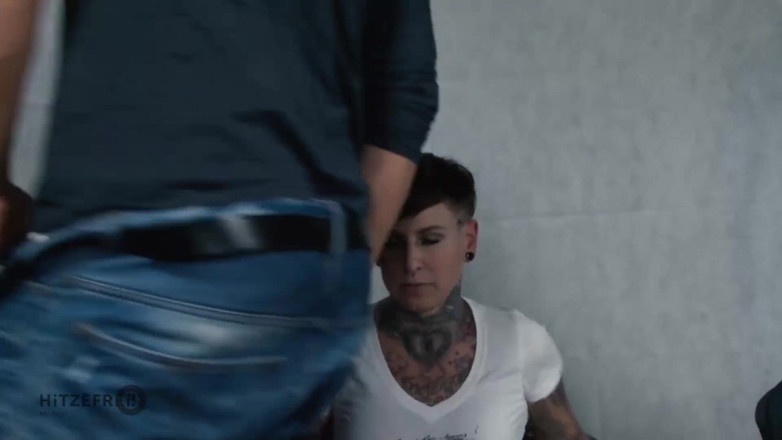 Hitzefrei: Tatuada milf de pelo corto Cat Coxx toma una gran...
